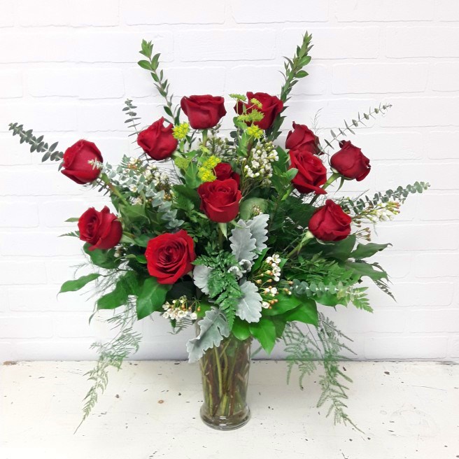 12 Ravishing Red Roses in a Vase